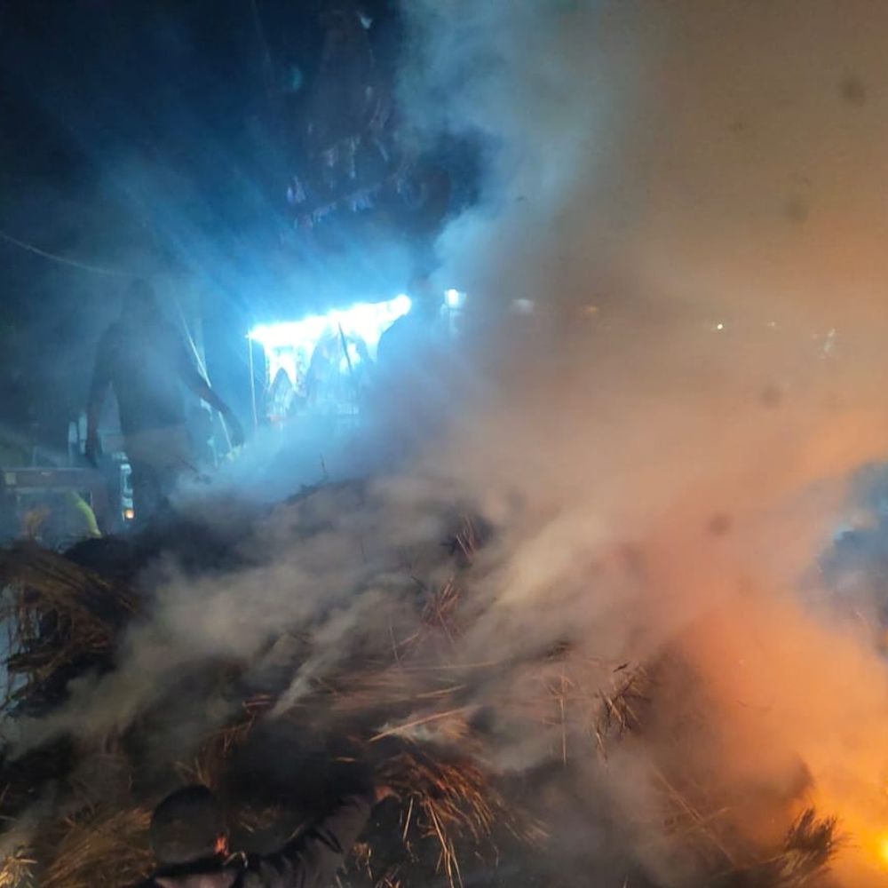 नवादा में ट्रैक्टर पर लदी पुआल में आग:शॉर्ट सर्किट से आग लगने की आशंका, फायर ब्रिगेड टीम कर रही घटना की जांच