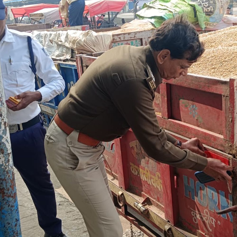 सुरक्षा के लिए कृषि उपज मंडी में ट्रॉलियों पर रेडियम रिफ्लेक्टर लगाए