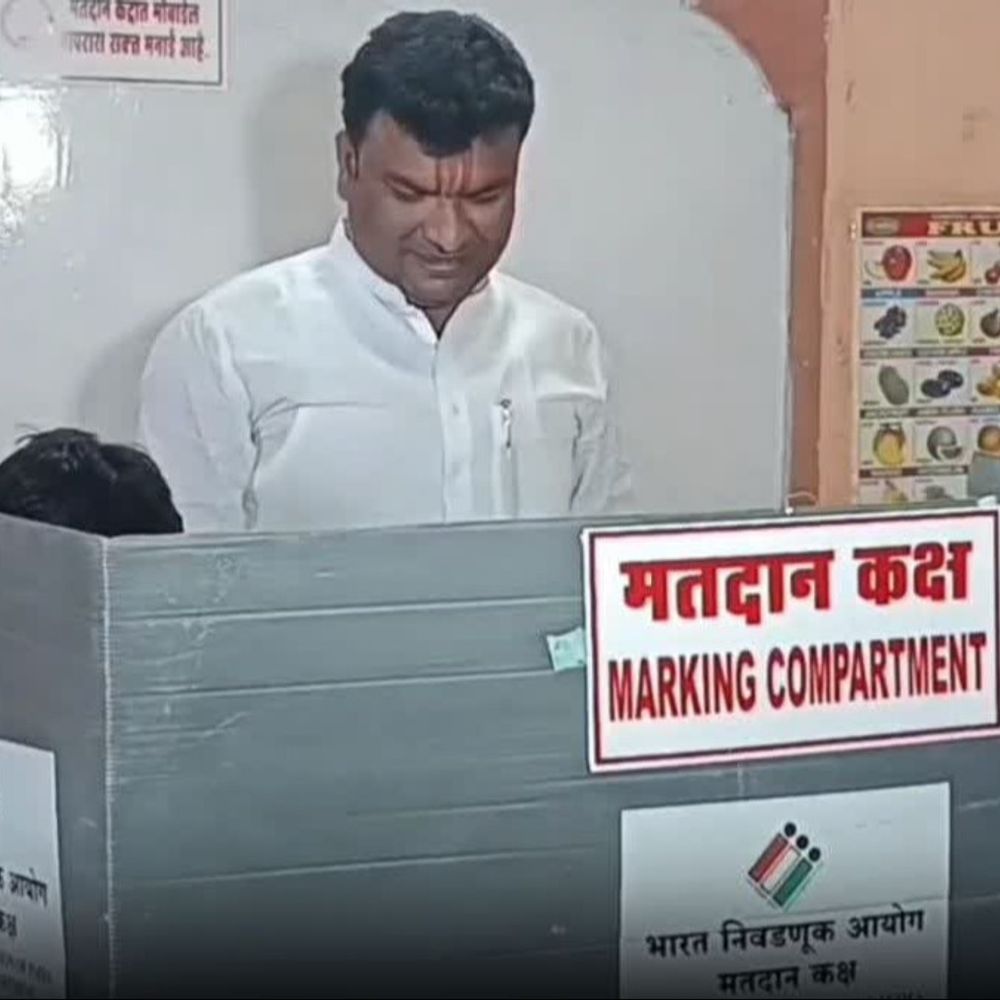 महाराष्ट्र जिला परिषद चुनाव में नाबालिगों ने वोट डाले:दावा- सोलापुर मे उम्मीदवार के बेटे ने वोटिंग की; संभाजीनगर में भी विधायक बेटे को लेकर पहुंचा