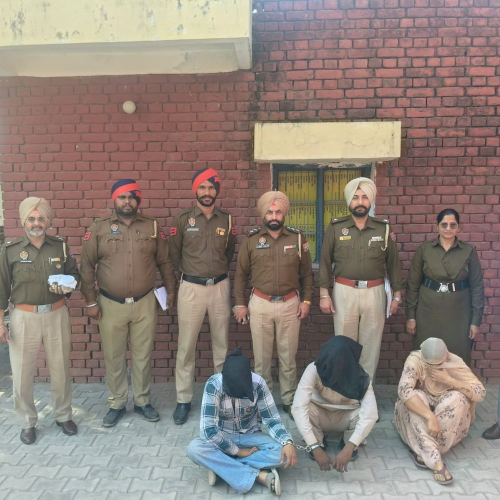मोगा में दिनदहाड़े लूट करने वाले तीन आरोपी गिरफ्तार:मालिक की पत्नी निकली मास्टरमाइंड, अवैध संबंध में वारदात, 9.22 लाख का सामान बरामद