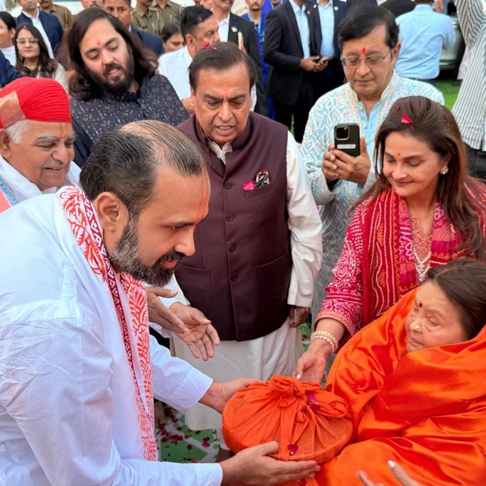 कोकिलाबेन अंबानी ने नाथद्वारा में मनाया 92वां जन्मदिन:बिजनेसमैन मुकेश और अनिल अंबानी सहित पूरा परिवार रहा मौजूद; एकलिंगनाथ मंदिर में भी दर्शन किए