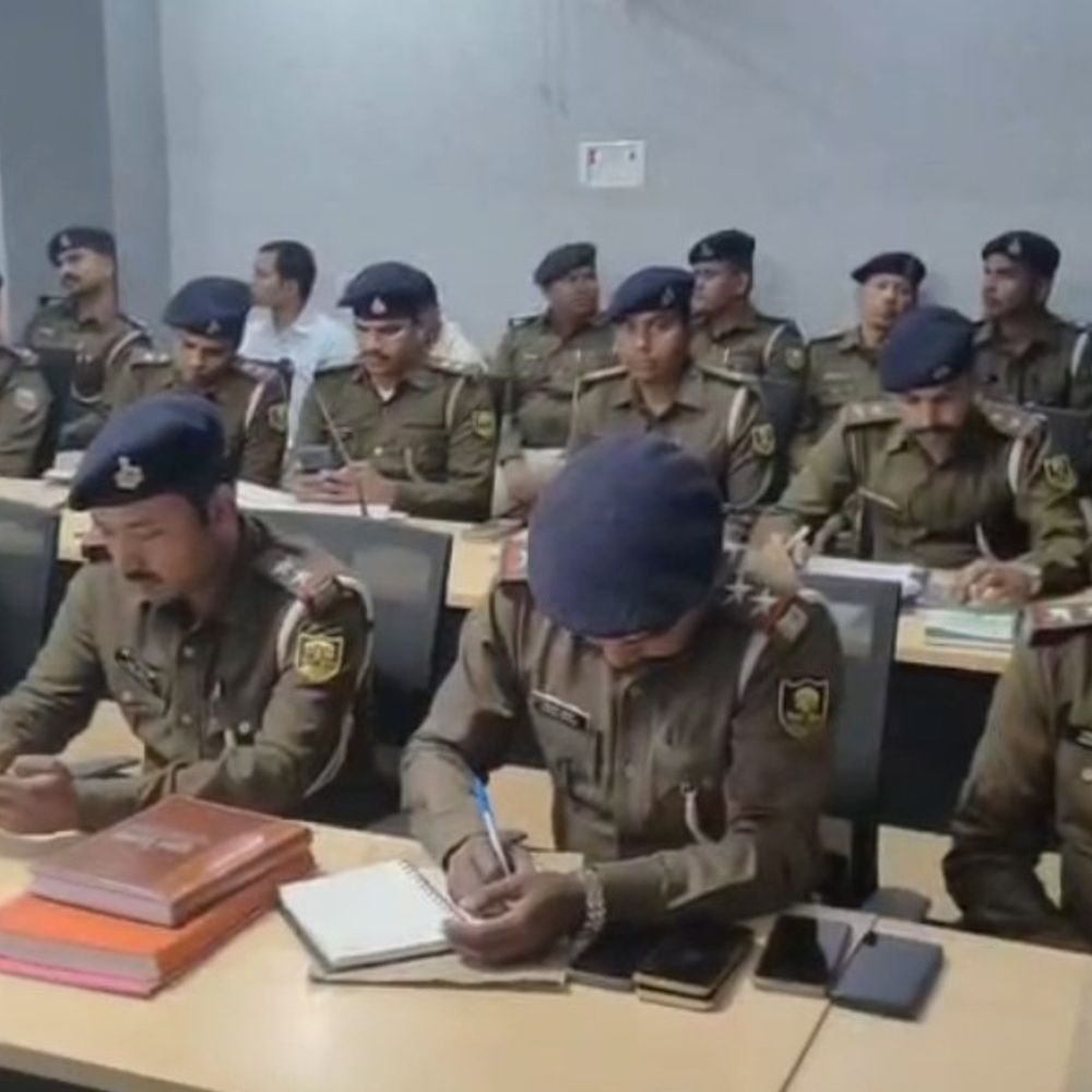 भागलपुर एसएसपी ने की मासिक क्राइम मीटिंग:लापरवाह अफसरों पर कार्रवाई के निर्देश, 11 अधिकारियों को सम्मानित किए