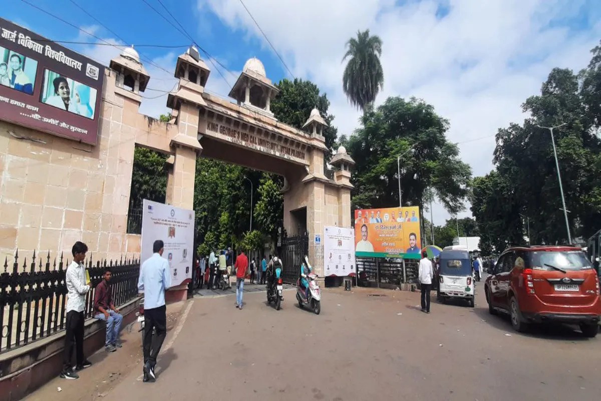 KGMU में बवाल: रेजिडेंट डॉक्टर की शिकायत पर अतिरिक्त प्रोफेसर सस्पेंड, विशाखा समिति ने शुरू की जांच