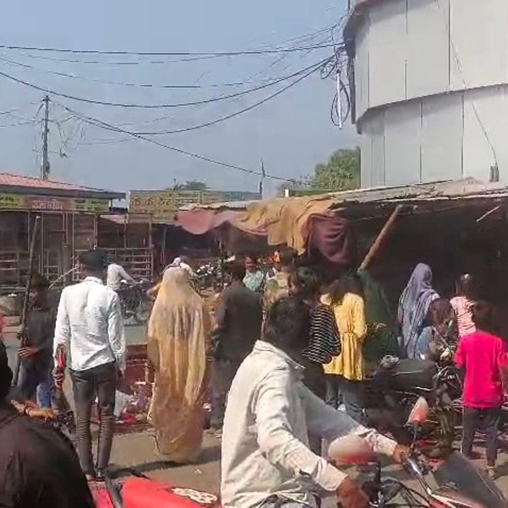 दादा महाराज मंदिर के बाहर मारपीट, दुकानों में तोड़फोड़:नरसिंहपुर में फल-प्रसाद दुकानदारों में हुआ विवाद, एक घायल