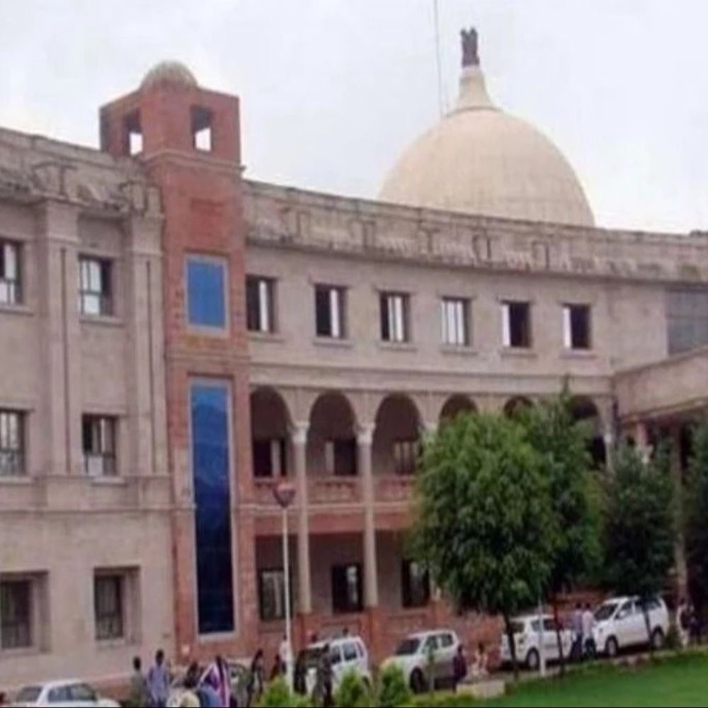 इंदौर में होली से पहले बड़ी कार्रवाई:मिठाई-डेयरी दुकानों से दूध, मावा और नमकीन के 38 सैंपल लिए