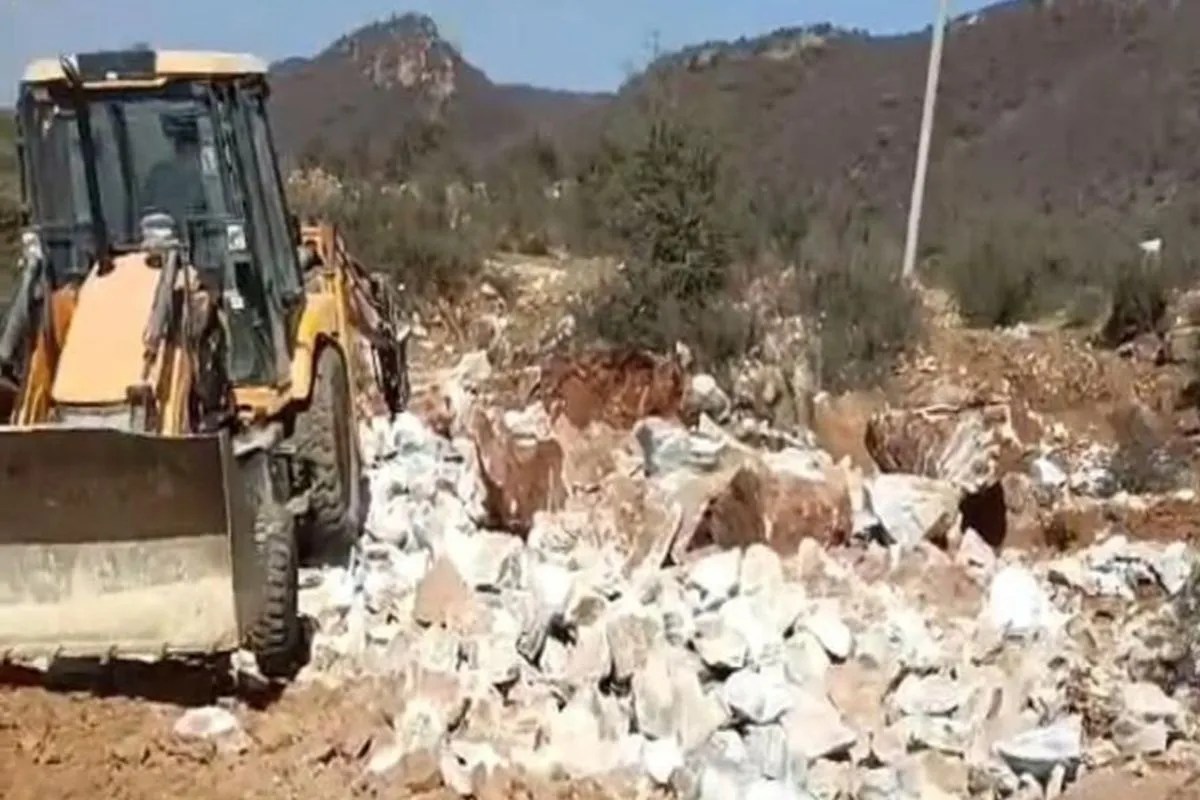 सुप्रीम कोर्ट के आदेशों के बावजूद अरावली में अवैध खनन, रोजाना सैकड़ों ट्रक अवैध खनन सामग्री लेकर निकल रहे 