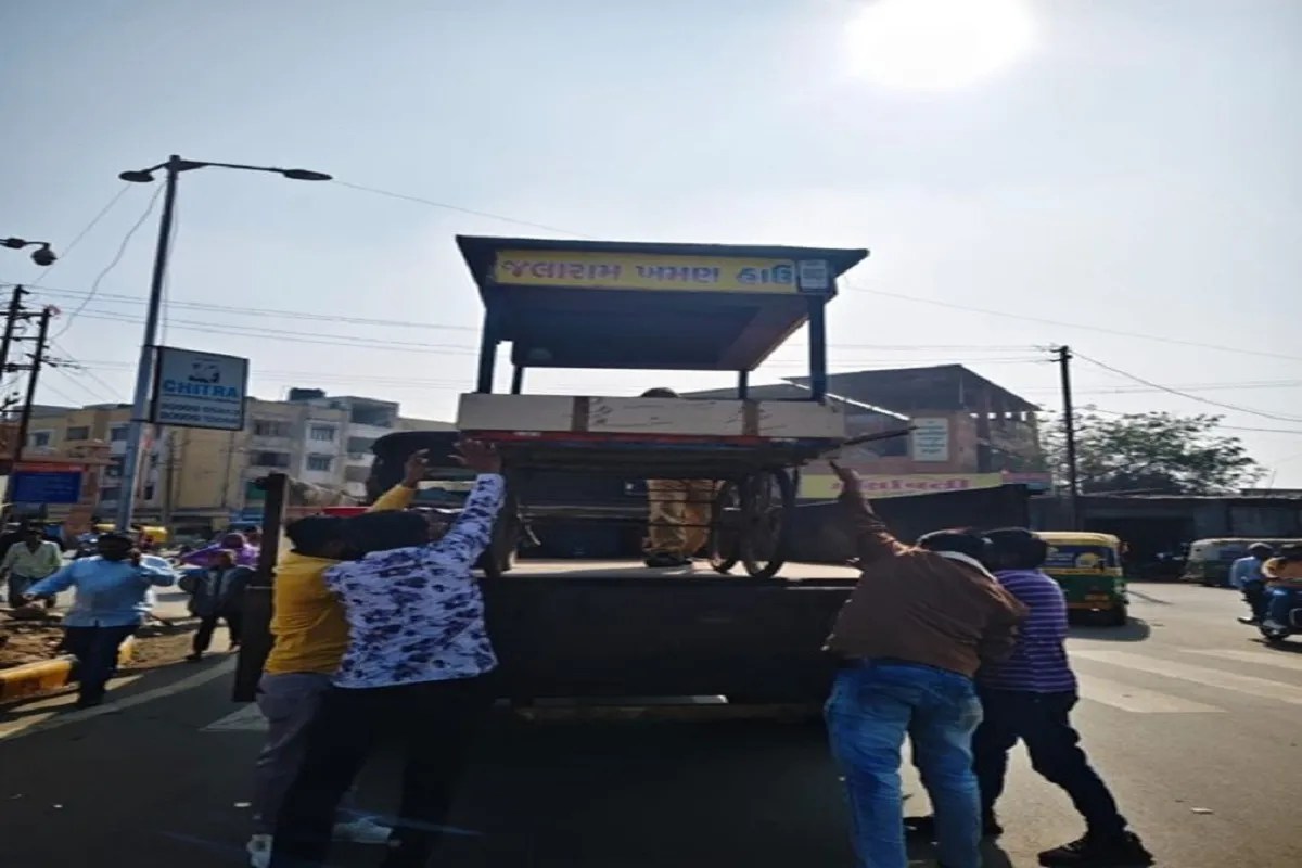 Ahmedabad शहर में जगह-जगह हटाए अतिक्रमण, 9 लाख का जुर्माना वसूला