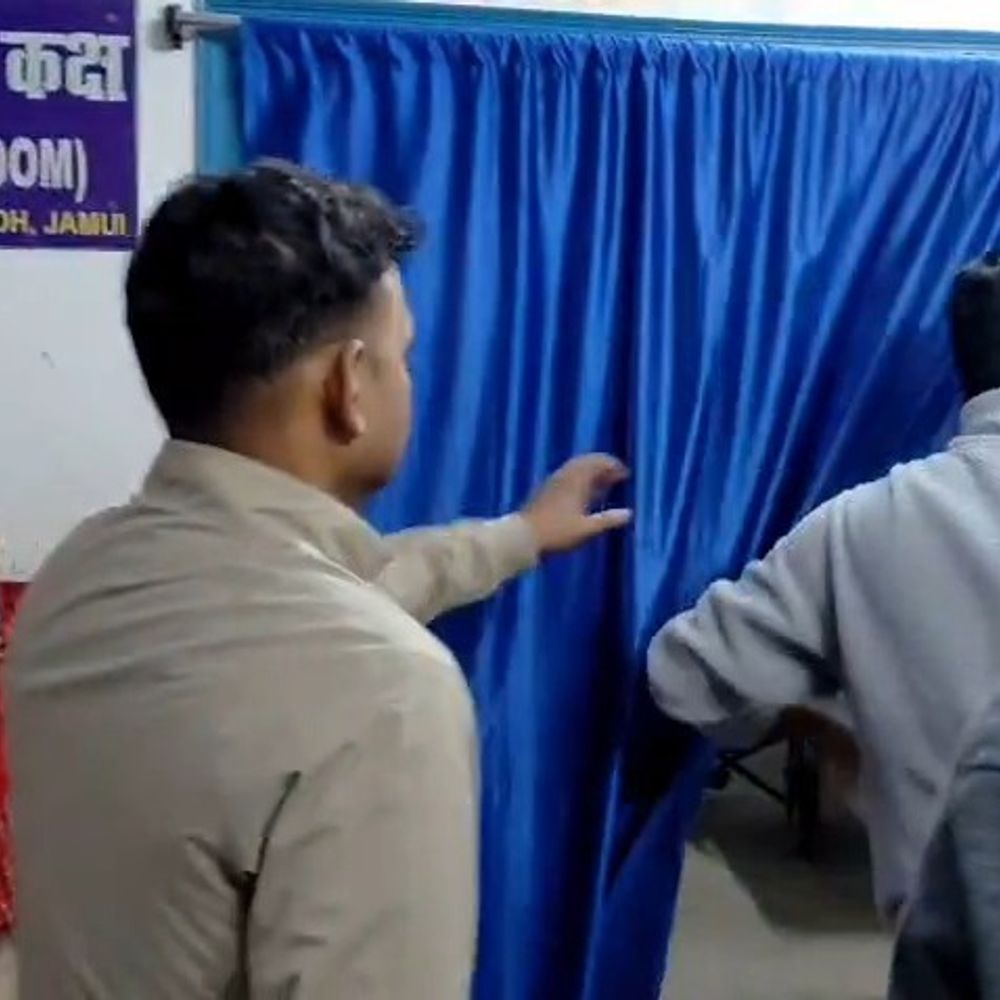 DM-SP ने सदर अस्पताल का किया सरप्राइज इंस्पेक्शन:जमुई में बिना काफिले पहुंचे, खुद गाड़ी चला रहे थे SP