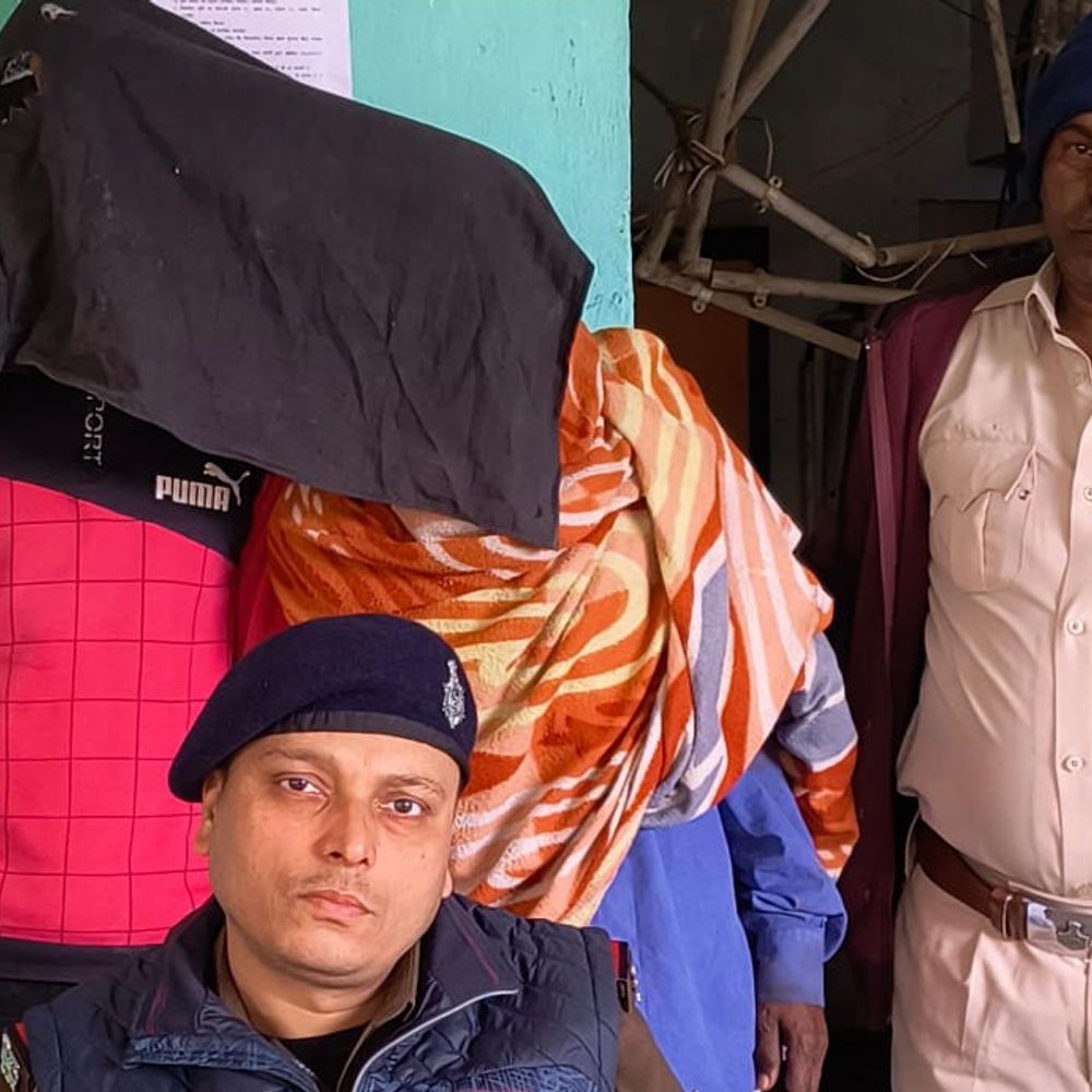 कोंच में पुलिस की छापेमारी में पिता-पुत्र गिरफ्तार:मारपीट करने के हैं आरोपी, घटना को अंजाम देने के बाद से थे फरार