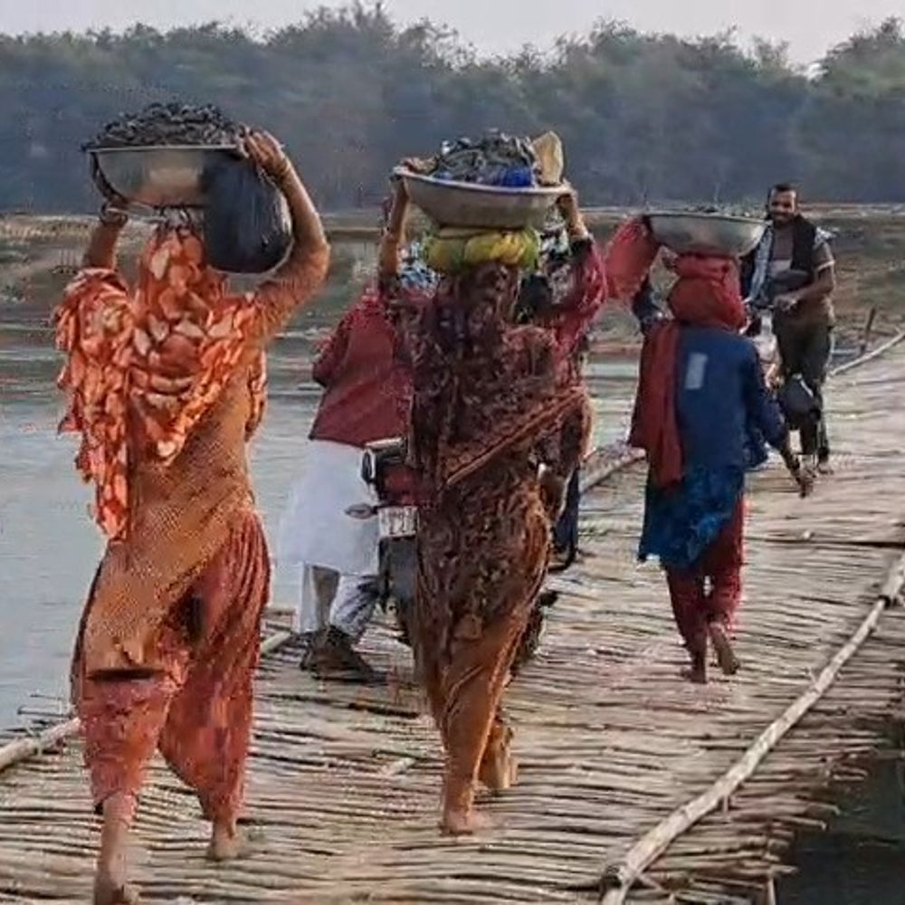 वार्ड 29 में आजादी के बाद भी पुल का इंतजार:अररिया में परमान नदी पर स्थायी पुल नहीं होने से हजारों लोग परेशान