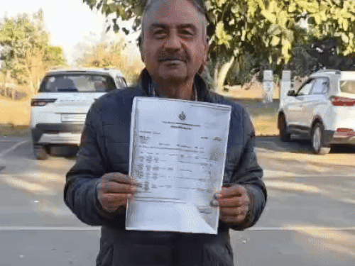 मृत महिला के नाम 16 जिलों में 90 वाहन:करनाल में बुजुर्ग की पेंशन कटी,फैमिली आईडी की गलती से दो महीने से भटक रहा पीड़ित परिवार