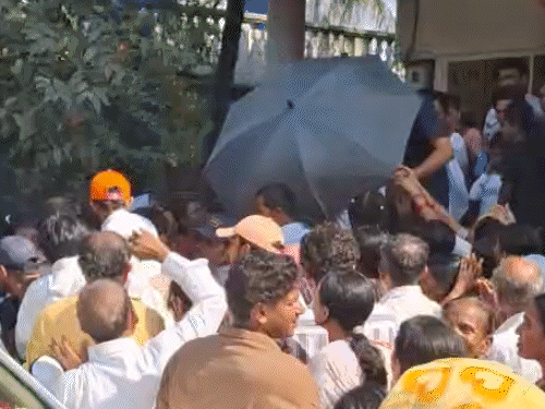 गुजरात में आसाराम ने साधकों से घर-घर जाकर की मुलाकात:मीडिया को देख चेहरा छिपाया, श्रद्धालुओं ने रुमाल और हाथों से कैमरे ढंकने की कोशिश की