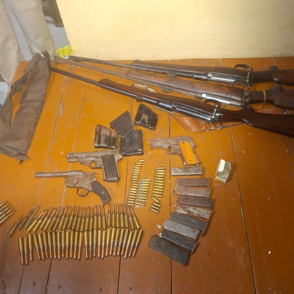 कार निकालने पर बहस, बदमाशों ने ‘थार’ तोड़ी, चलाई गोलियां:बदमाशों की बहन के घर से मिला हथियारों का जखीरा, 3 राइफल, दो पिस्टल, कट्‌टा, 100 कारतूस बरामद