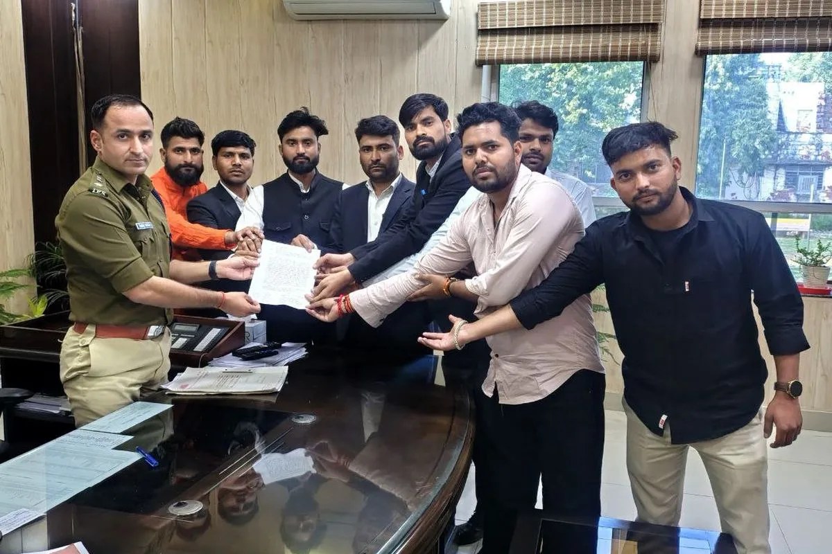 पूर्व मंत्री के खिलाफ अपमानजनक गीत गाने का आरोप