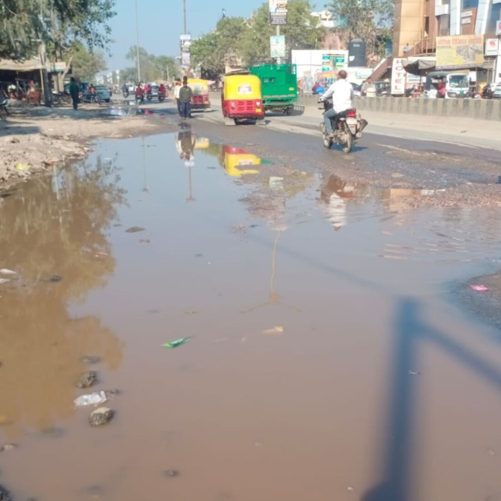 ग्वालियर हाईवे पर जलभराव और गड्ढे:राहगीर परेशान, मंत्री के प्रयास बावजूद समाधान नहीं