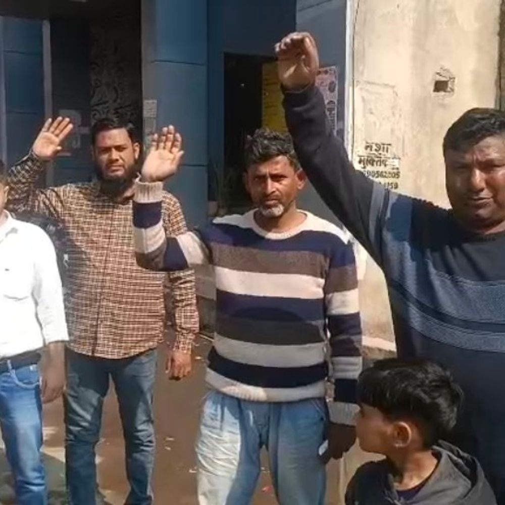 सम्भल के देहली दरवाज़ा में एक माह से जलभराव:स्थानीय लोगों ने नगर पालिका के खिलाफ किया प्रदर्शन