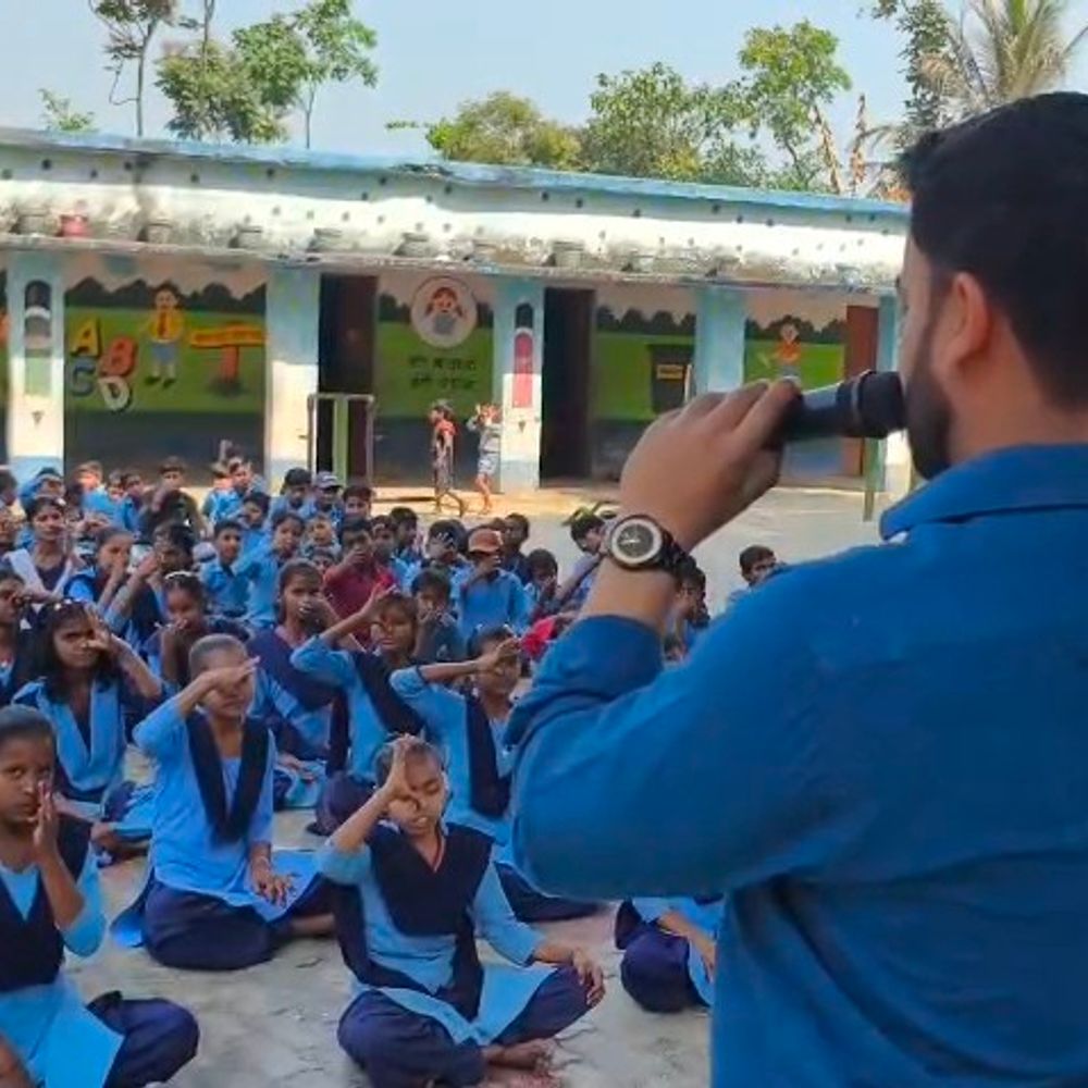 बच्चों को सूर्य नमस्कार-ताड़ासन और वृक्षासन का अभ्यास कराया:कटिहार में ‘सुरक्षित शनिवार’ कार्यक्रम आयोजित