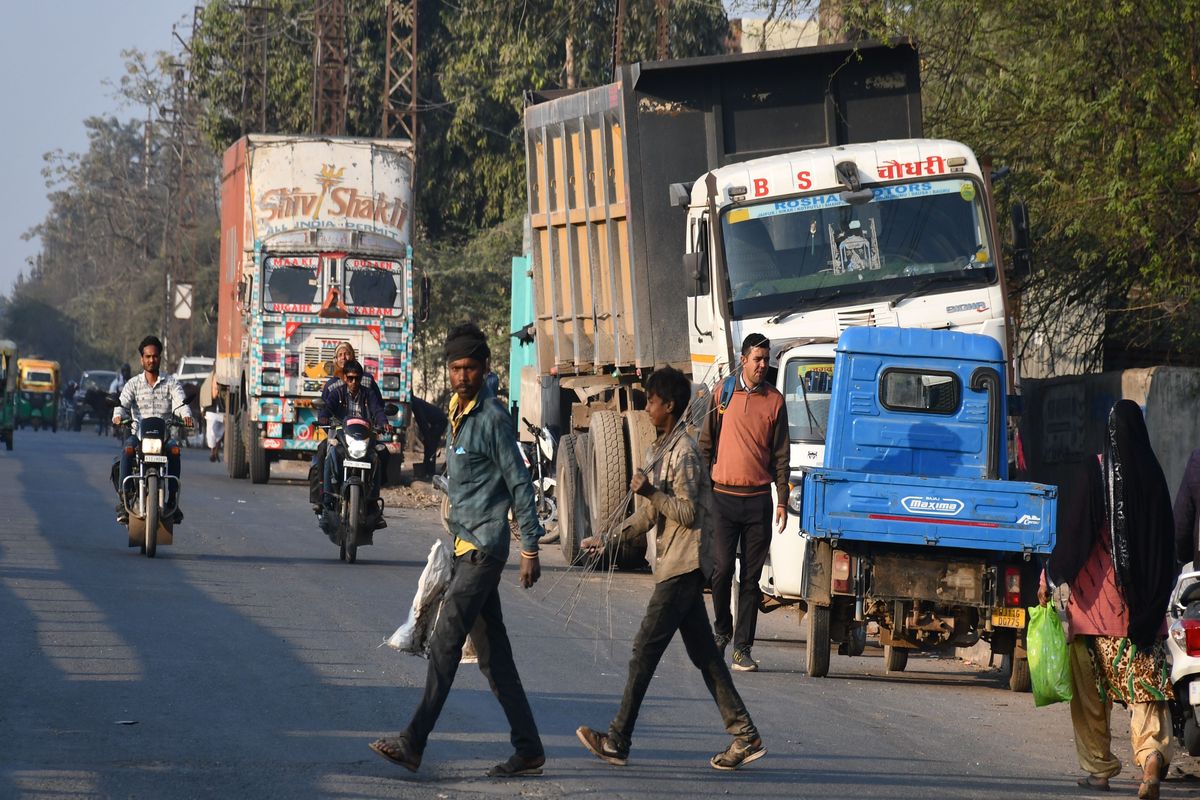 सर्विस लेन भारी वाहनों की बनी पार्किंग, यातायात बाधित