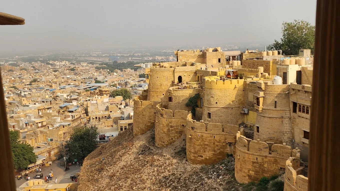 शहर में पर्यटकों की सुविधाओं एवं सुरक्षा को लेकर आप क्या समझते हैं?