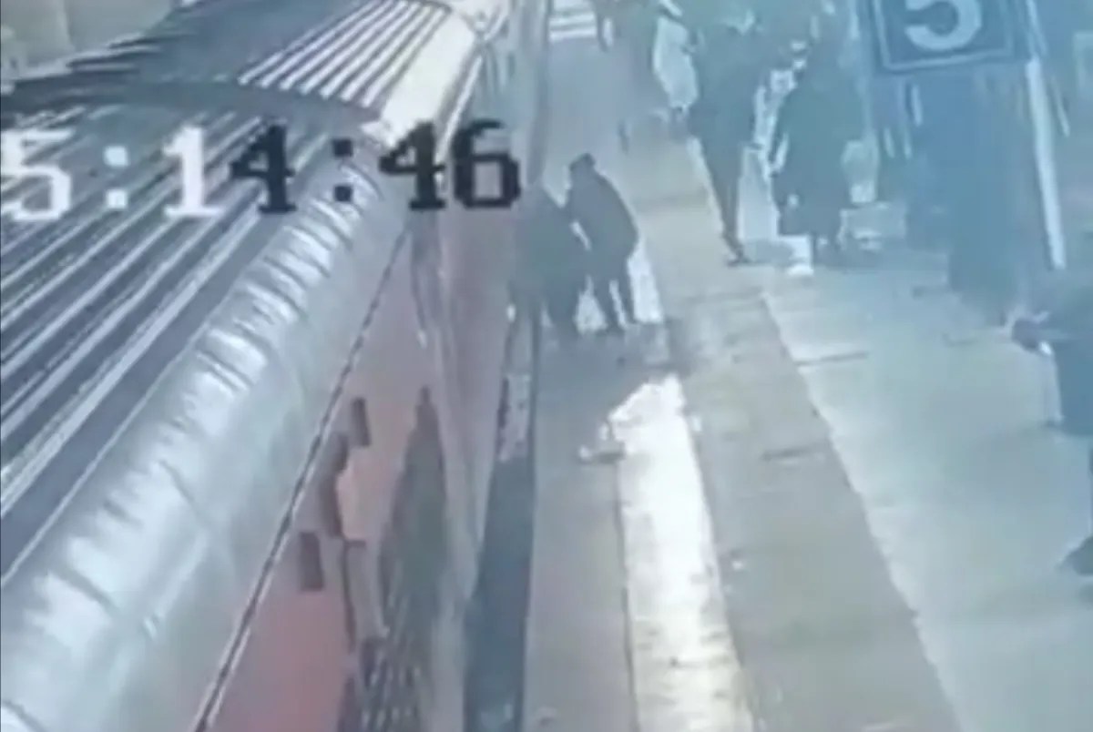 3 सेकेंड की फुर्ती ने बचाई जान: कानपुर में चलती ट्रेन से गिरती बुजुर्ग महिला को RPF जवान ने खींचा बाहर, देखें वीडियो