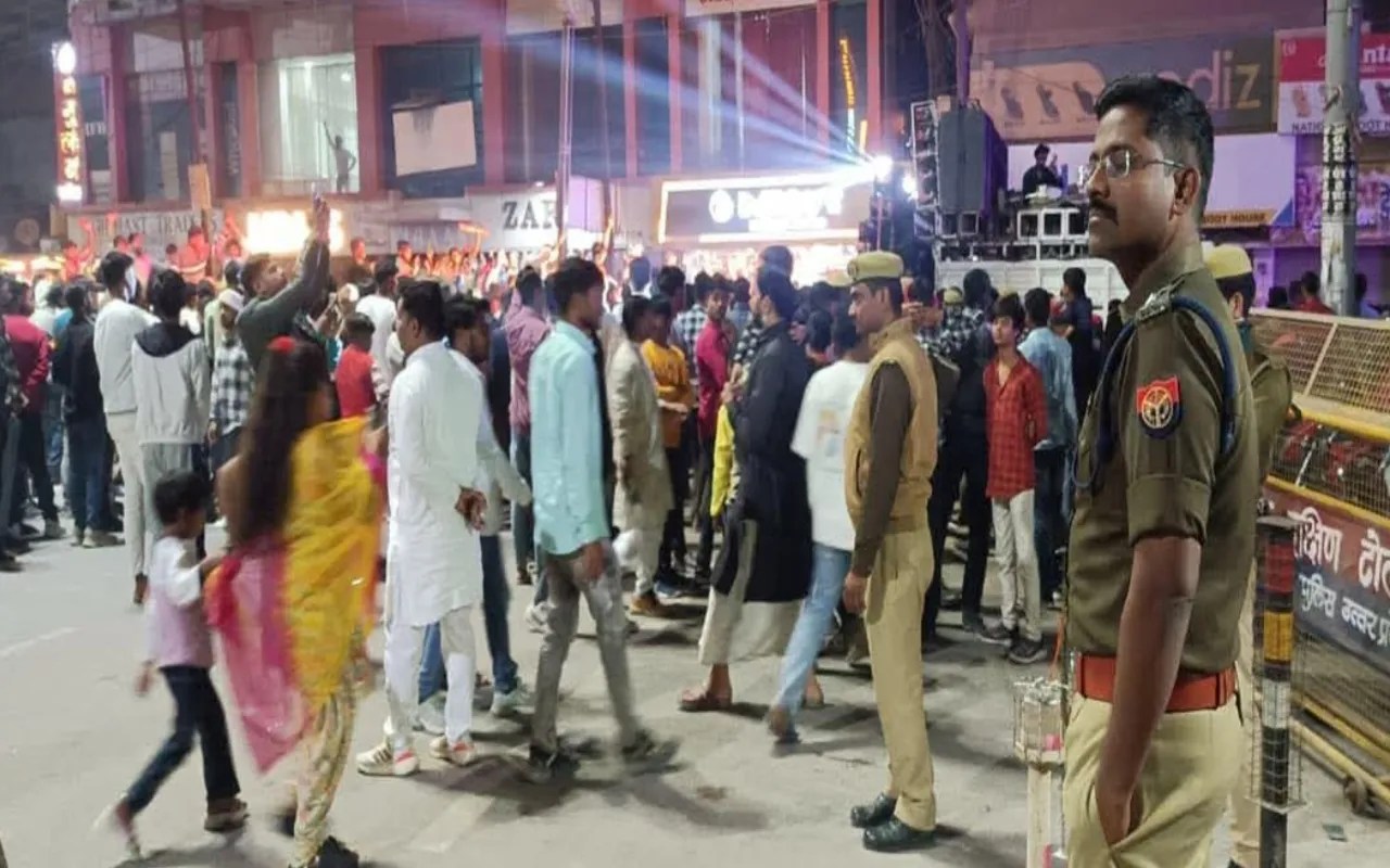 Mau News: शिवरात्रि की मची धूम, शिव बारात में डीजे की धुन पर थिरके युवा, एसपी ने संभाला मोर्चा