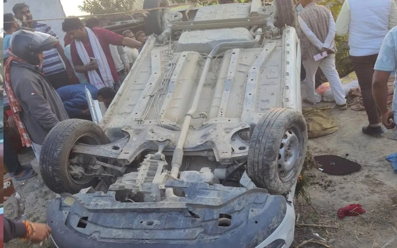 Mau News: दाह संस्कार से वापस लौटते समय हादसा, कार पलटने से 6 लोग घायल,1 की हालत गंभीर