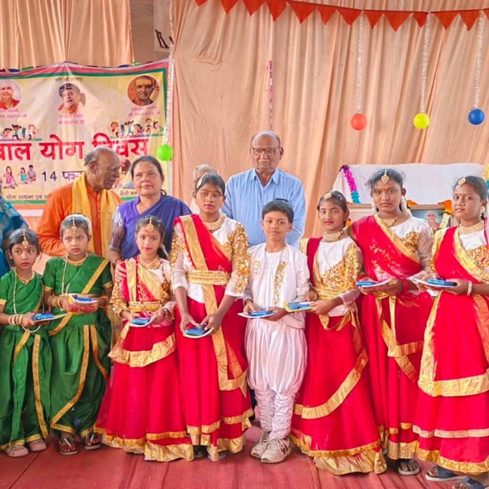 मैत्री नगर हनुमान मंदिर में 60 बच्चों और शिक्षकों ने योग आसन प्रस्तुत किए