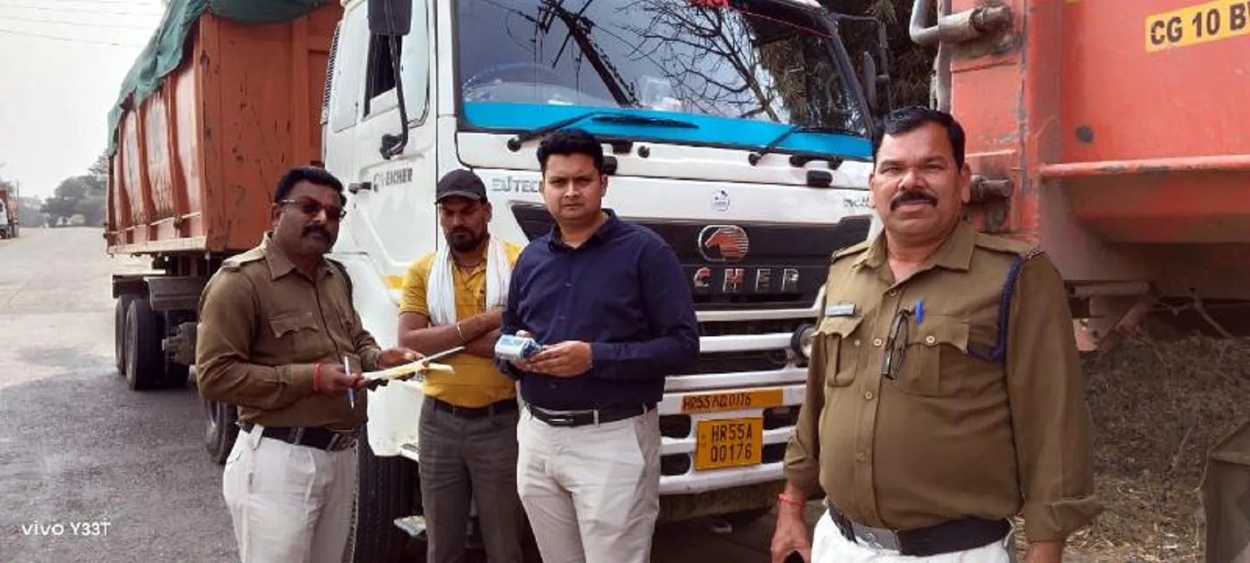 मनमाने ढंग से फ्लाइएश का परिवहन कर रहे दो वाहनों पर 19500 रुपए जुर्माना