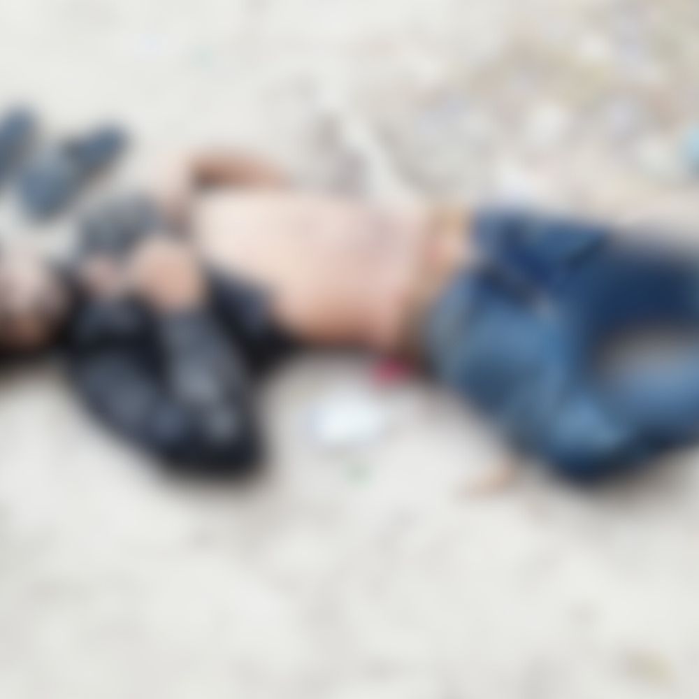 जौनपुर में युवक का शव मिला:बगल में बिखरीं पड़ी मिली गुलाब की पंखुड़ियां, शिनाख्त करवाने में जुटी पुलिस