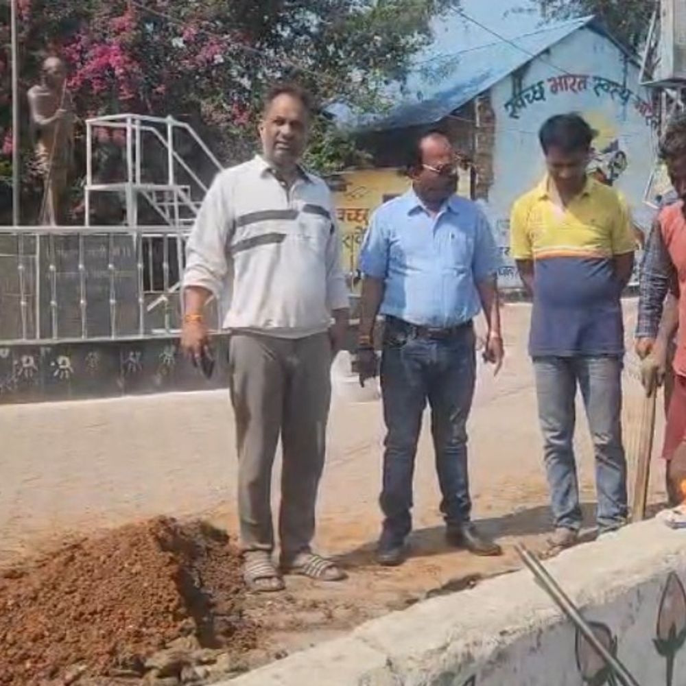 गांधी प्रतिमा के सामने LED लगाने का काम रुकवाया:विदिशा कांग्रेस ने महापुरुष के अपमान का आरोप लगाया