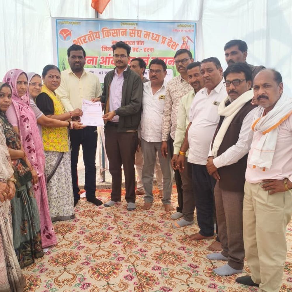 गेहूं 2700 रुपए क्विंटल खरीदने की मांग:भारतीय किसान संघ ने हरदा में धरना देकर ज्ञापन सौंपा