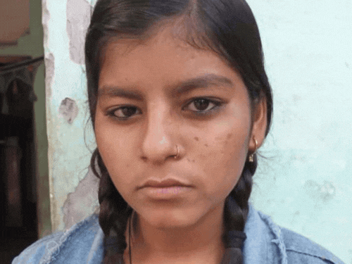 आगरा में छात्रा के परिजन शव निकालने पहुंचे:बोले-दोबारा पोस्टमार्टम कराएंगे, कल यमुना किनारे मिला था शव