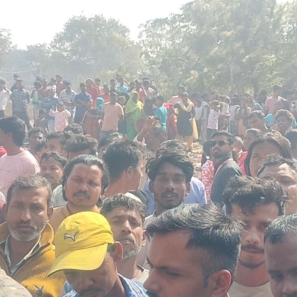 जमशेदपुर के नंदन टेंट हाउस गोदाम में लगी आग:दमकल की तीन गाड़ियों ने पाया काबू, इलाके में मचा हड़कंप