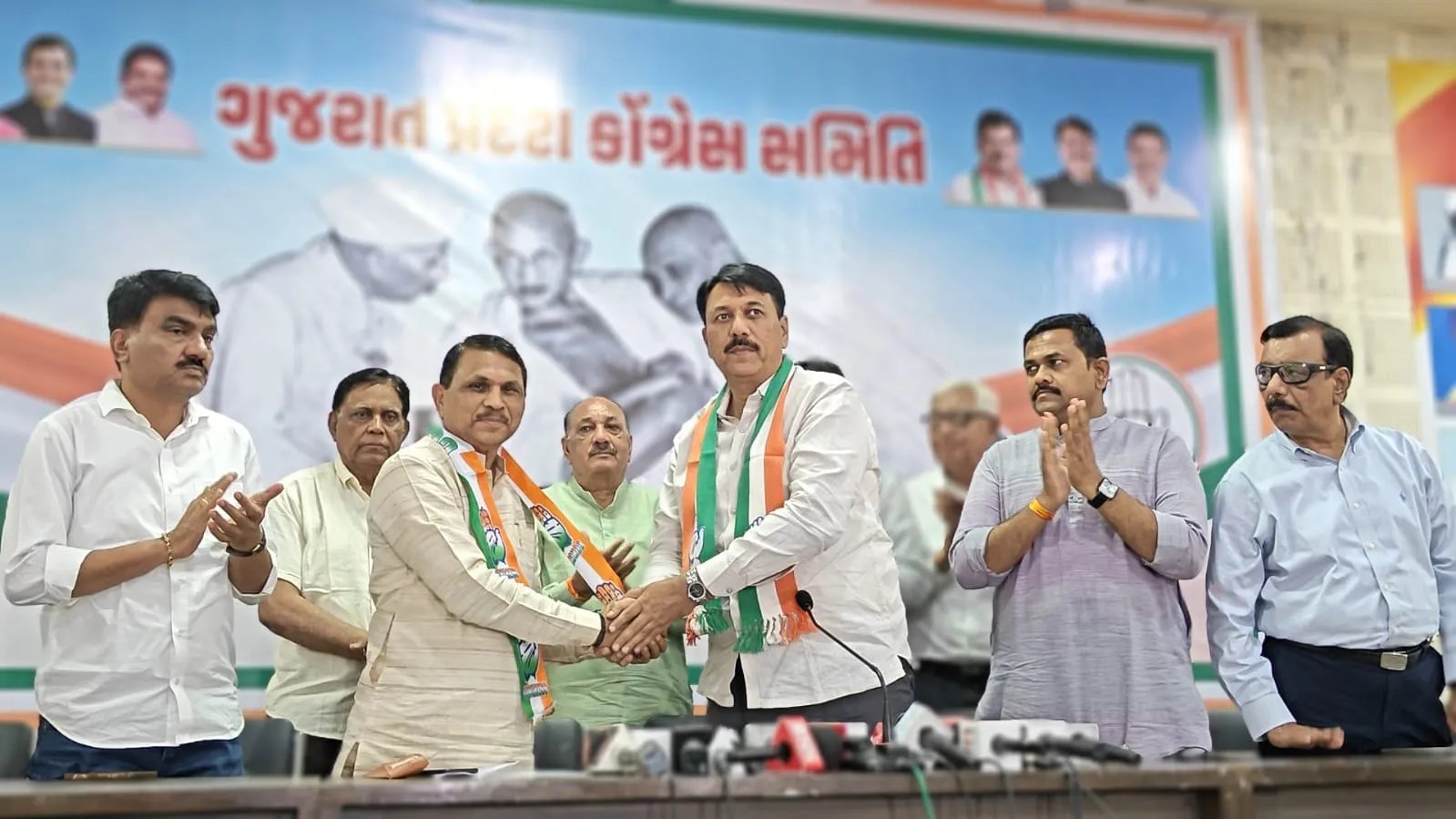 भाजपा के पूर्व नेता भारतसिंह परमार ने थामा कांग्रेस का हाथ