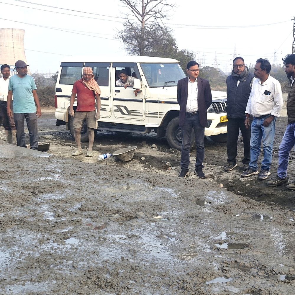 रोड निर्माण में वाइब्रेटर मशीन  नहीं लगाने पर संवेदक को लगी फटकार