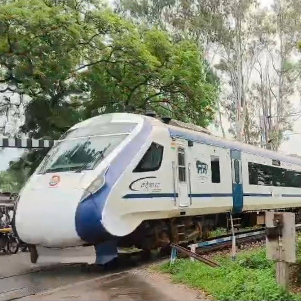 वंदे भारत ट्रेन पर पथराव, कोच का शीशा टूटा:रायबरेली के पास अज्ञात लोगों ने फेंके पत्थर, पुलिस जांच में जुटी