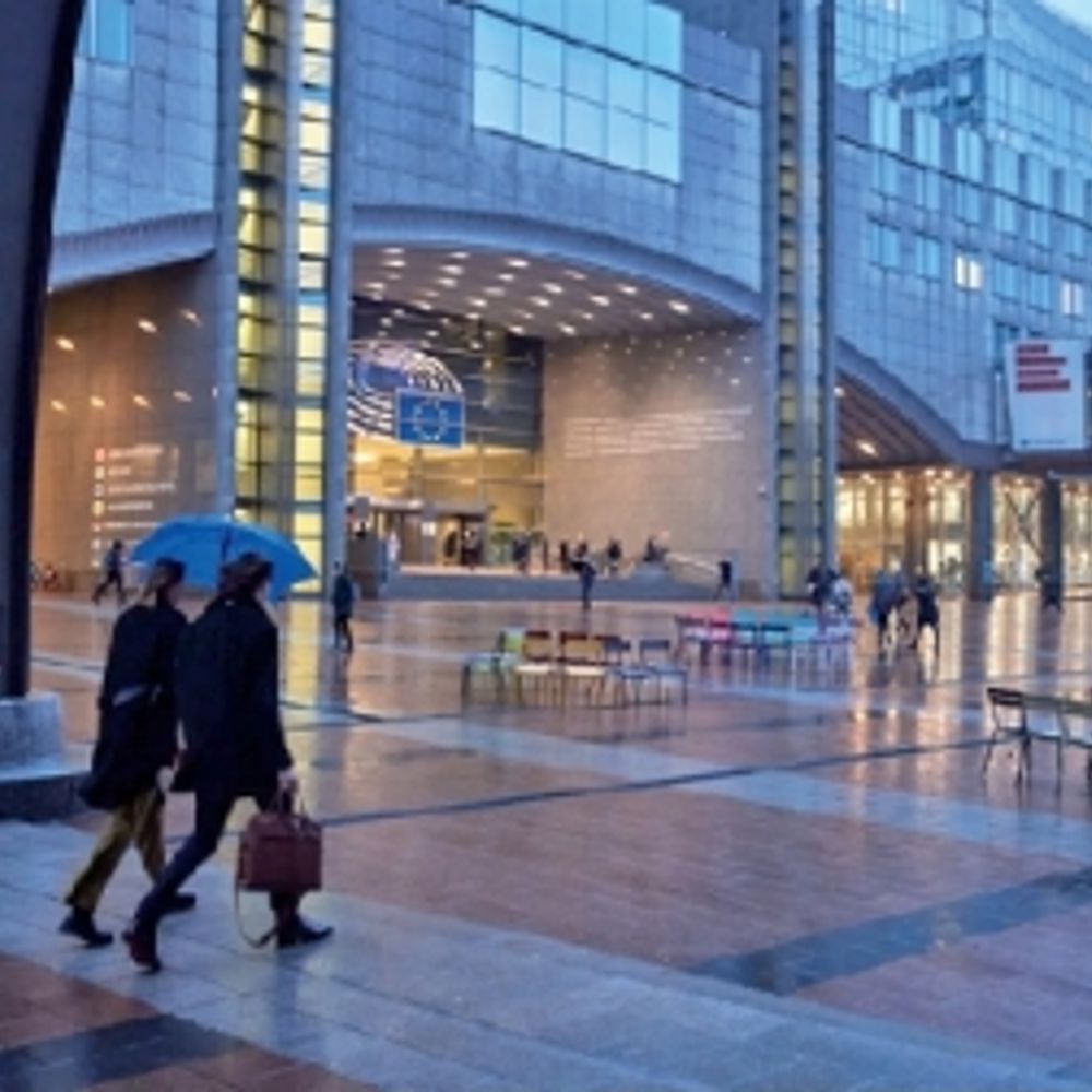 सोशल मीडिया पर रोक के खिलाफ टेक कंपनियों की मुहिम:फेसबुक, गूगल जैसी कंपनियों ने ईयू के सांसदों की लॉबिंग पर 1615 करोड़ रुपए खर्च किए