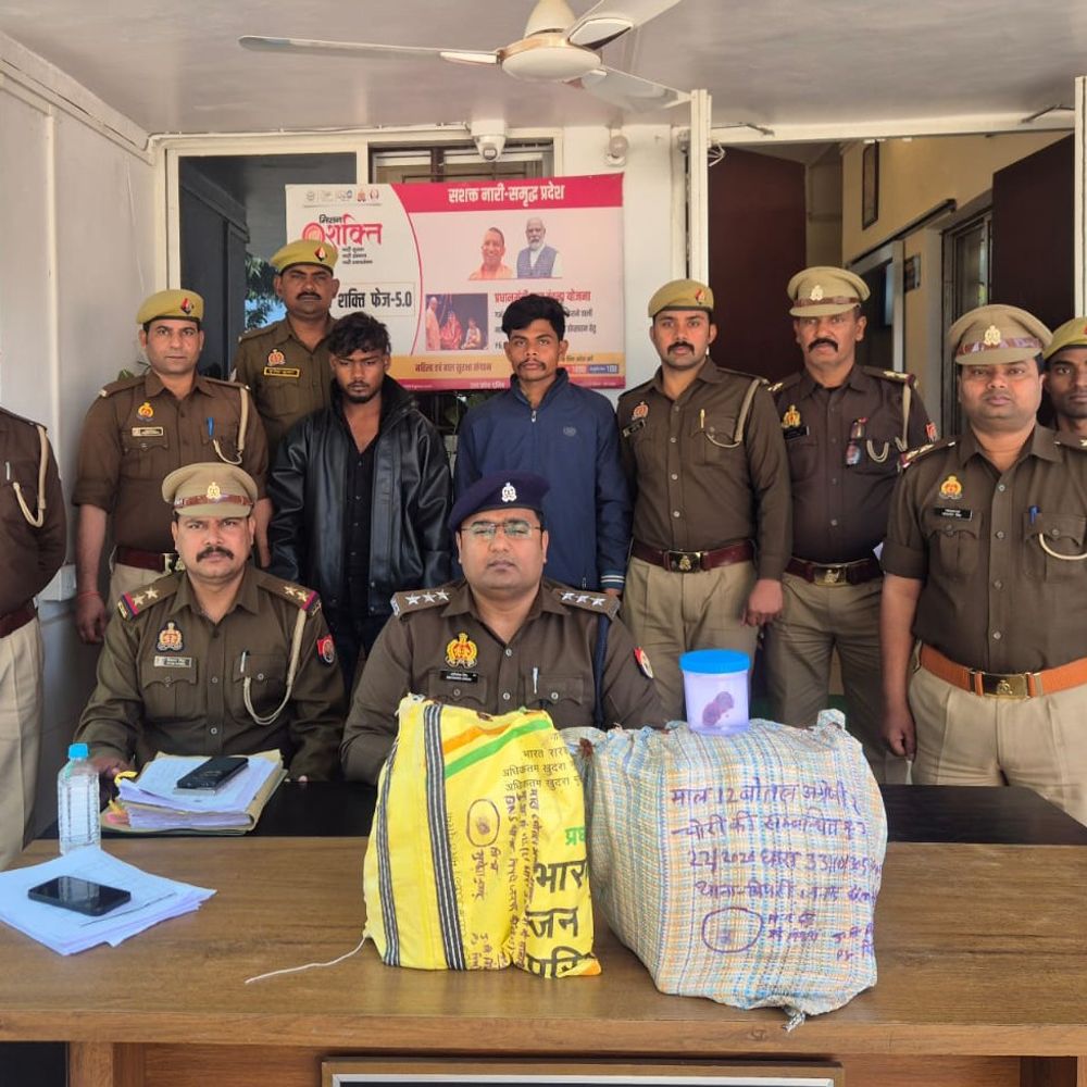 शराब की दुकान में चोरी के दो आरोपी गिरफ्तार:कौशांबी पुलिस ने 18 बोतल अंग्रेजी शराब, बाइक बरामद की