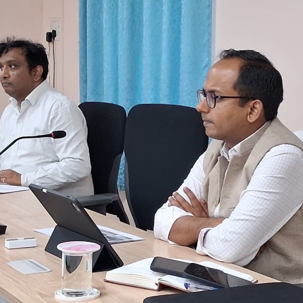 नवादा डीएम ने की तकनीकी विभागों की समीक्षा की:विकास योजनाओं-परियोजनाओं की प्रगति पर चर्चा किए