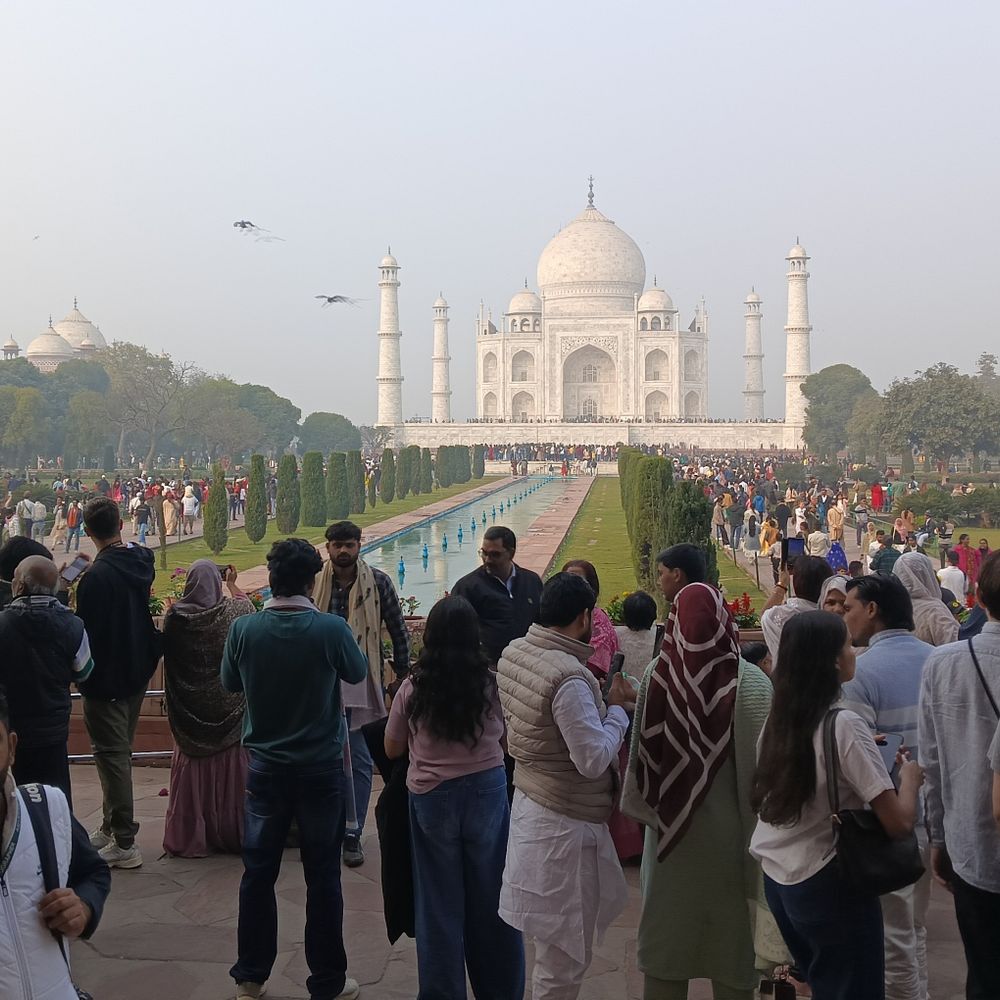 फरवरी के पहले वीकएंड पर 60,000 पर्यटकों ने निहारा ताज:वैलेंटाइन वीक में बढ़ी संख्या, पर्यटकों ने प्यार की निशानी संग ली तस्वीर