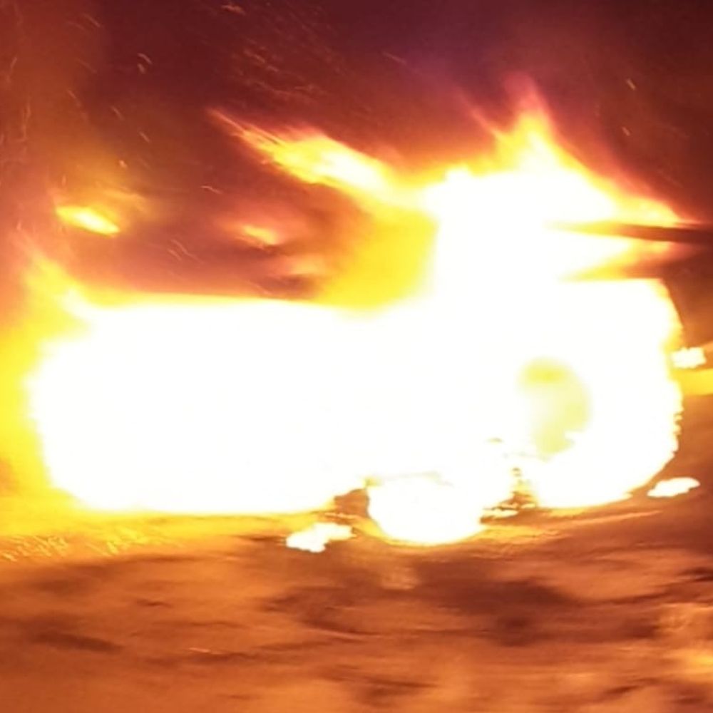 संभल में बाइक टकराई, सीमेंट कैप्सूल में लगी आग:मुरादाबाद-आगरा हाईवे डेढ़ घंटे जाम रहा, युवक घायल, चार फायर स्टेशन से गाड़ियां पहुंची