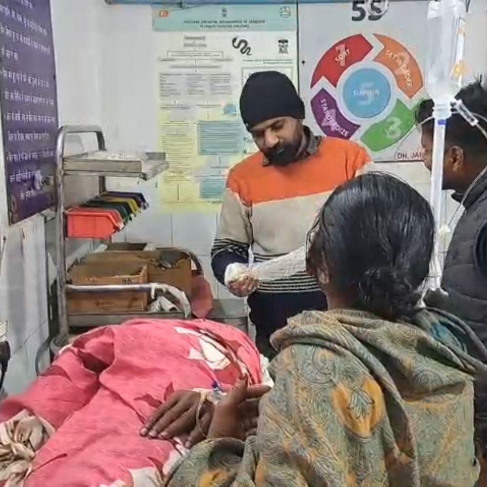 खेत पटवन विवाद में तलवार से हमला:एक ही परिवार के 5 लोग घायल, महिला पटना रेफर