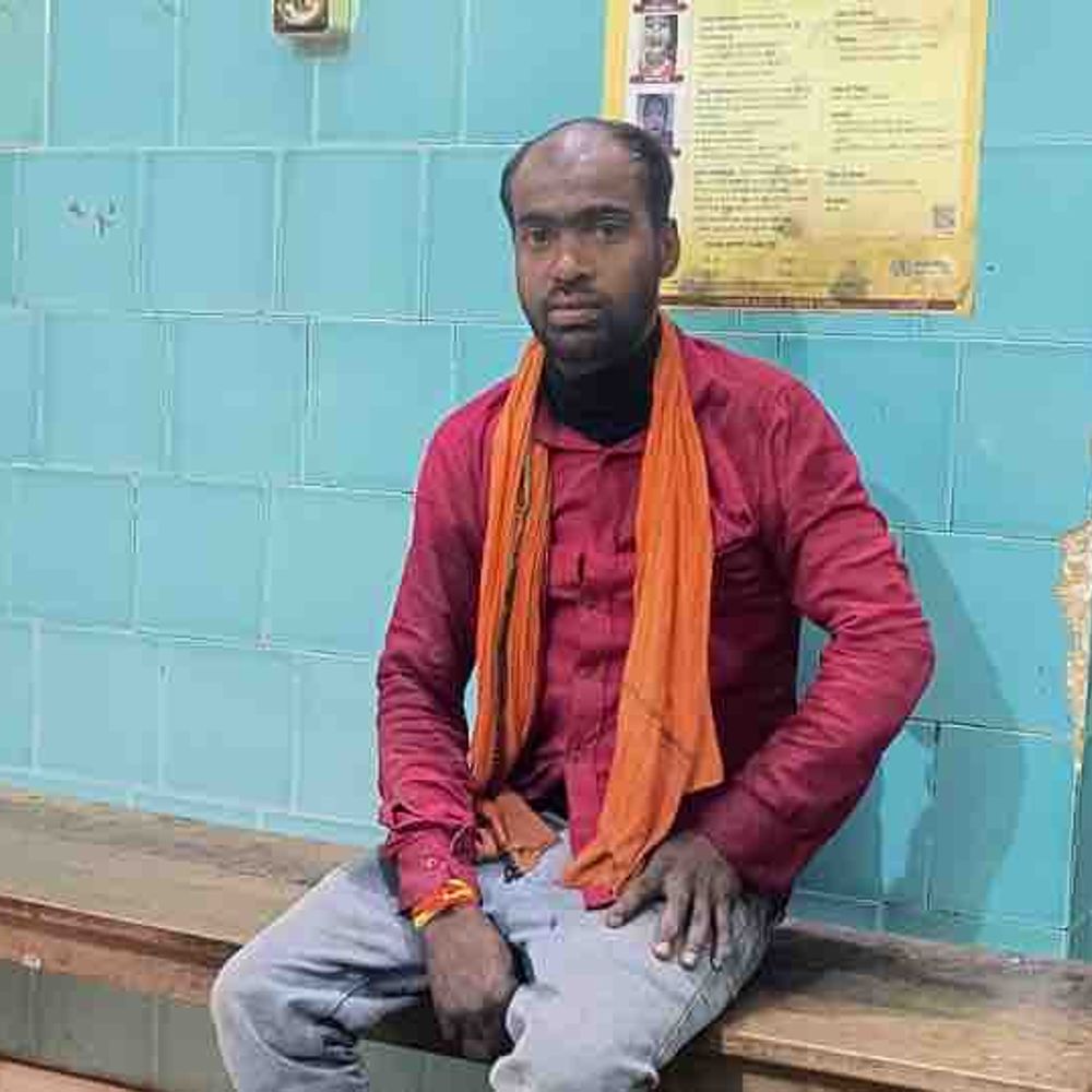 मोतिहारी में शराब तस्करी पर बड़ी कार्रवाई:बलुआ मोहल्ले से एक तस्कर गिरफ्तार, घर के तहखाने से भारी मात्रा में शराब बरामद