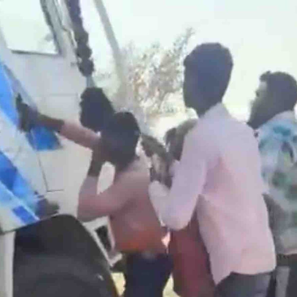 विराट रामायण मंदिर के बाहर हाईवा ड्राइवर से मारपीट:मोतिहारी में साइड लेने को लेकर विवाद में युवकों ने पीटा, वीडियो वायरल