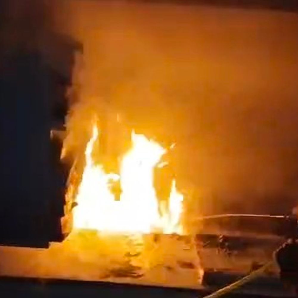 मधेपुरा में पांच लाख का कपड़ा जलकर राख:शॉर्ट सर्किट से कपड़े की दुकान में लगी आग, कर्मचारी या ग्राहक नहीं थे मौजूद