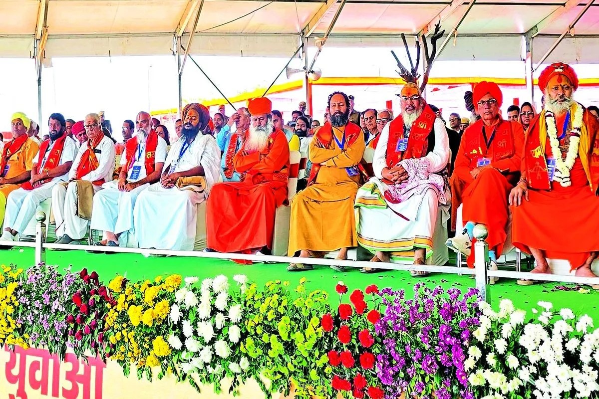 पीएम को सुनने उमड़े लोग, संत-महात्माओं का मिला सानिध्य