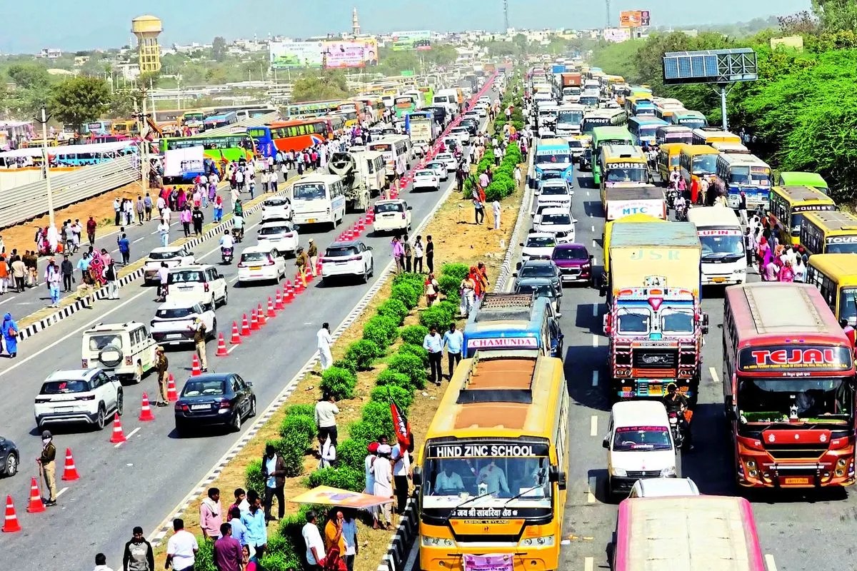 हवाई मार्ग से आए पीएम मोदी…सड़कों पर बिछ गया रैला