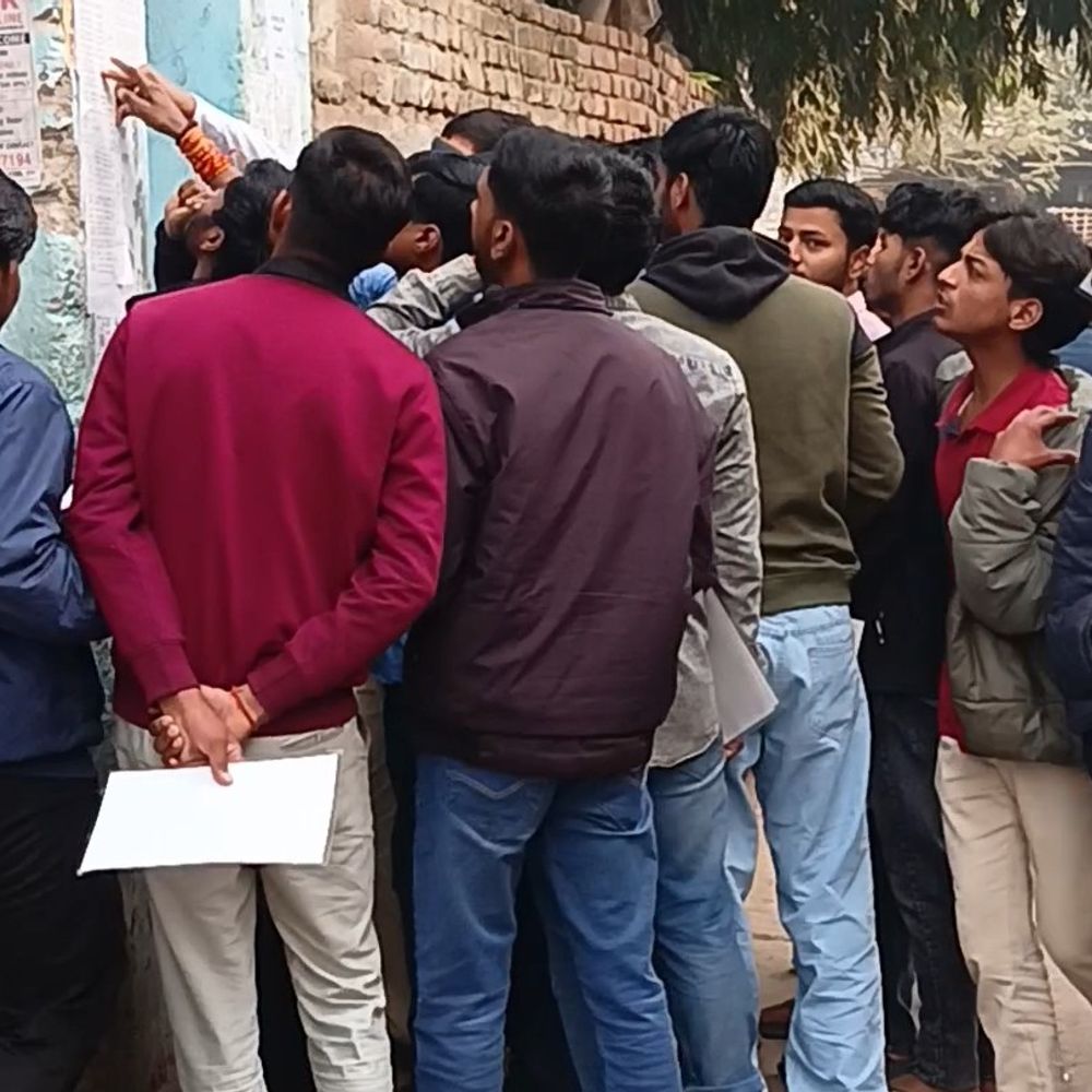 बेतिया में बिहार इंटरमीडिएट परीक्षा का चौथा दिन:आज अंग्रेजी और हिंदी विषयों की एग्जाम, कुल 64 परीक्षा केंद्र बनाए गए