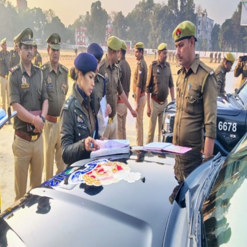 सुल्तानपुर में नवनियुक्त SP पुलिस लाइन पहुंची:परेड की सलामी ली, ड्रिल का अवलोकन कर दिए आवश्यक निर्देश