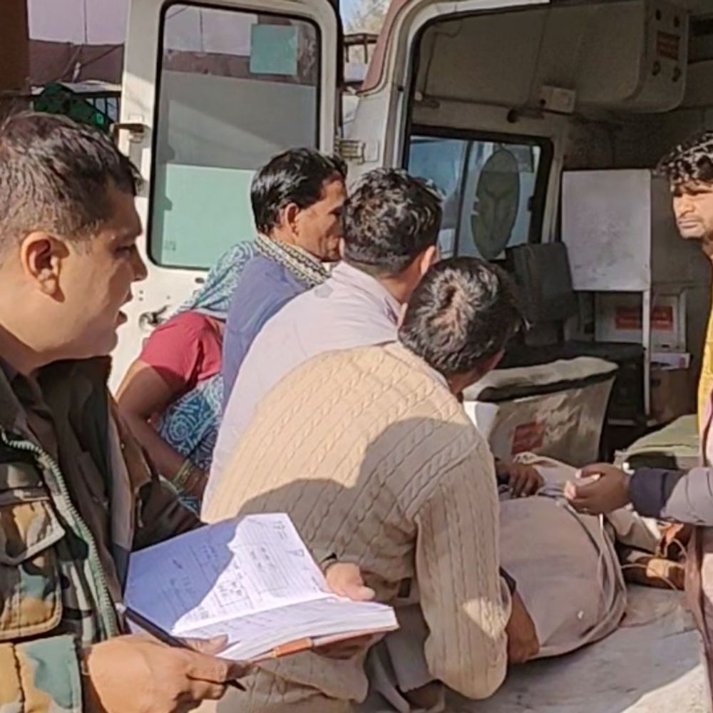 हाथरस में बुजुर्ग महिला पर हमला, गहने लूटे:मंदिर में अकेली थी, सिर पर वारकर गंभीर रूप से किया घायल